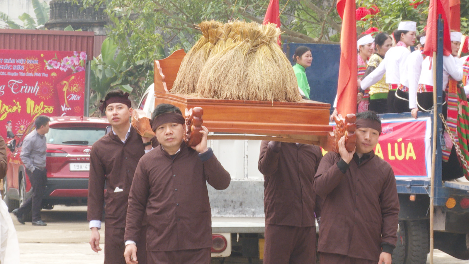 Lễ hội xuống đồng tại xã Thu Cúc